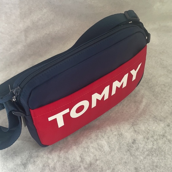 ⭐️SALE🎄Tommy Hilfiger Crossbody - Picture 3 of 9